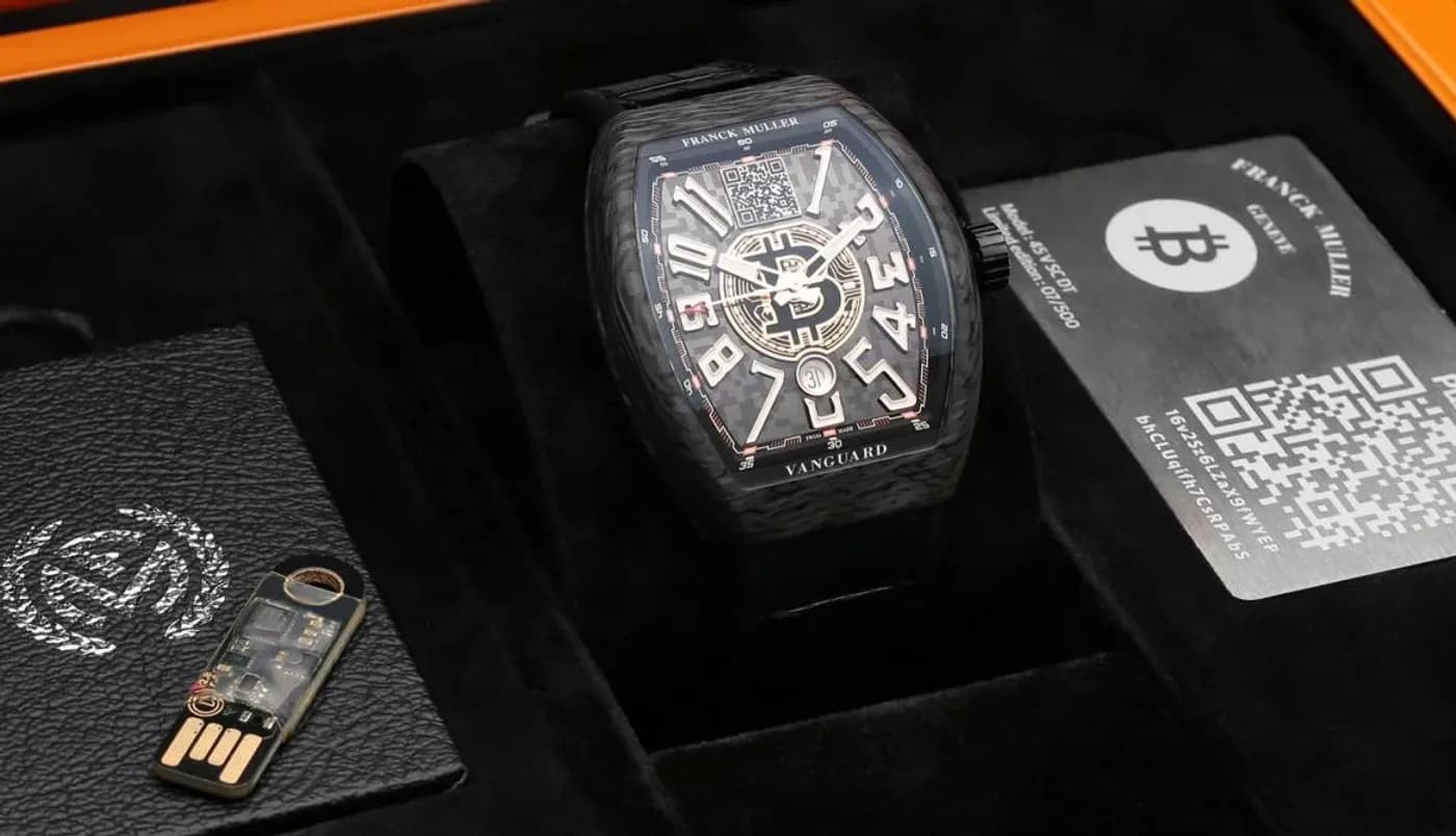 Estuche del Franck Muller Encrypto con el reloj, la tarjeta y la llave USB
